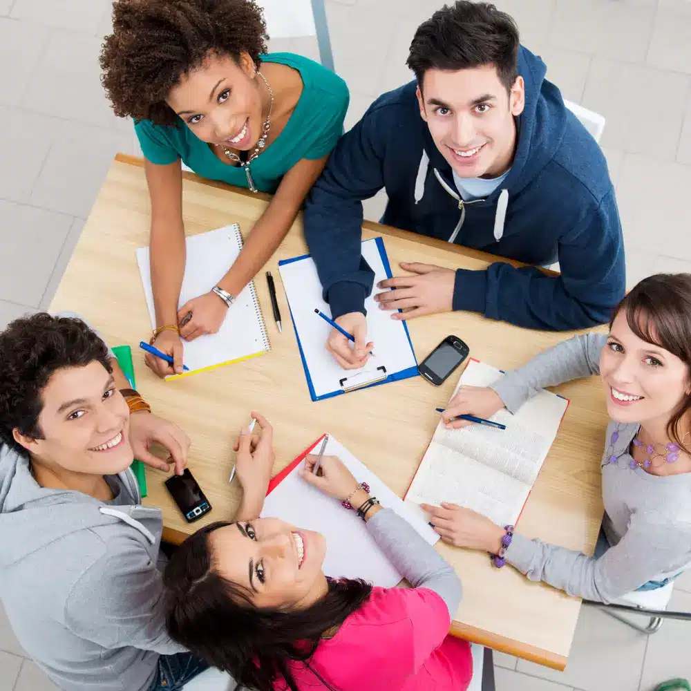 Image d'un groupe d'étudiants travaillant ensemble. Stages de révisions. Soutien scolaire Vend'études