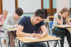 Lycée qui travaille sur un bureau dans une salle de classe - soutien scolaire lycée - Vend'études